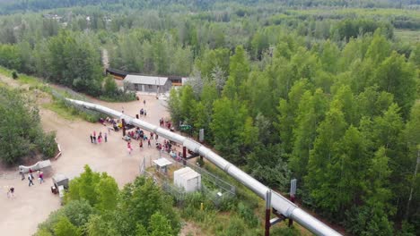 video de drones de 4k del oleoducto trans alaska en fairbanks, ak durante el día soleado de verano-6