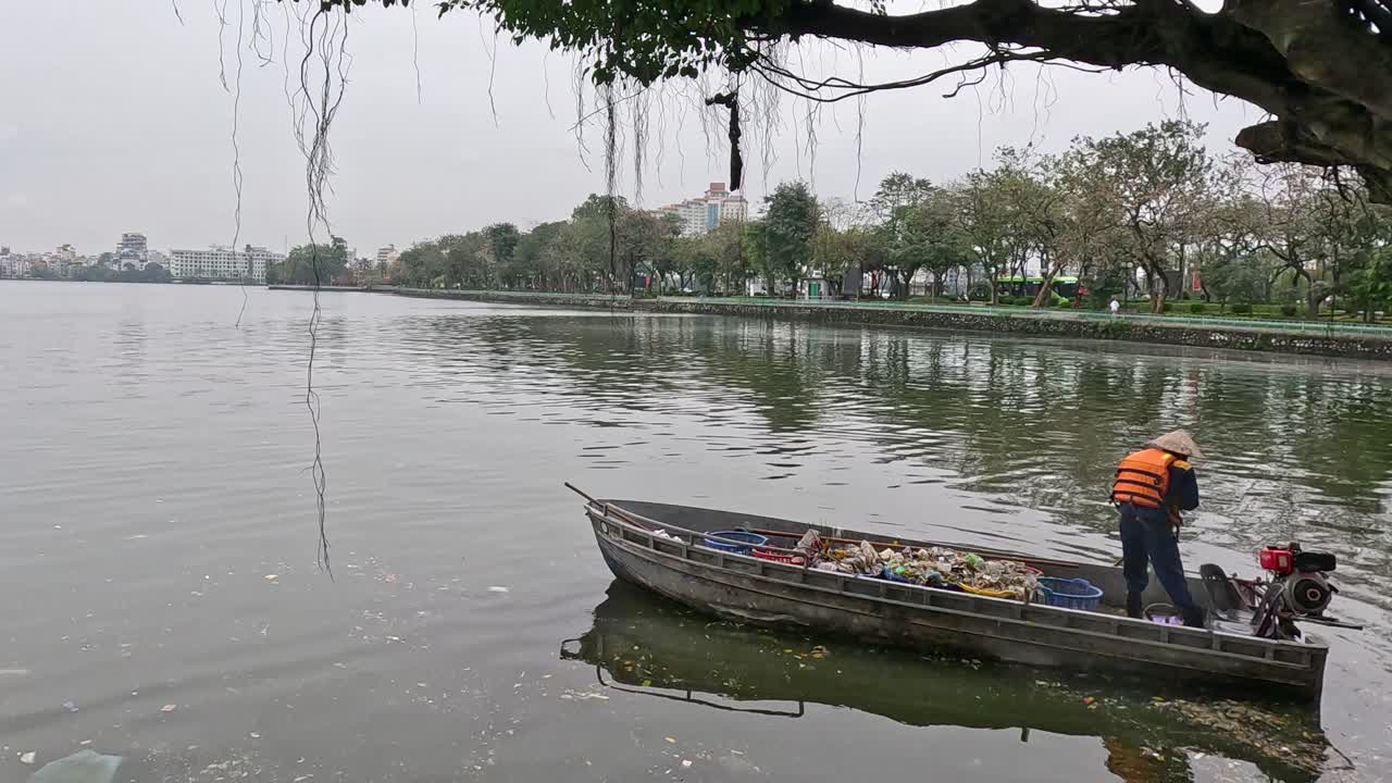 voluntarios quitando la basura de un río
