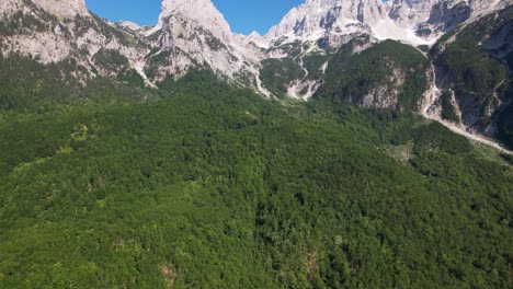 bosque salvaje y hermosa montaña con altas cumbres cubiertas de nieve, valle de valbone en albania