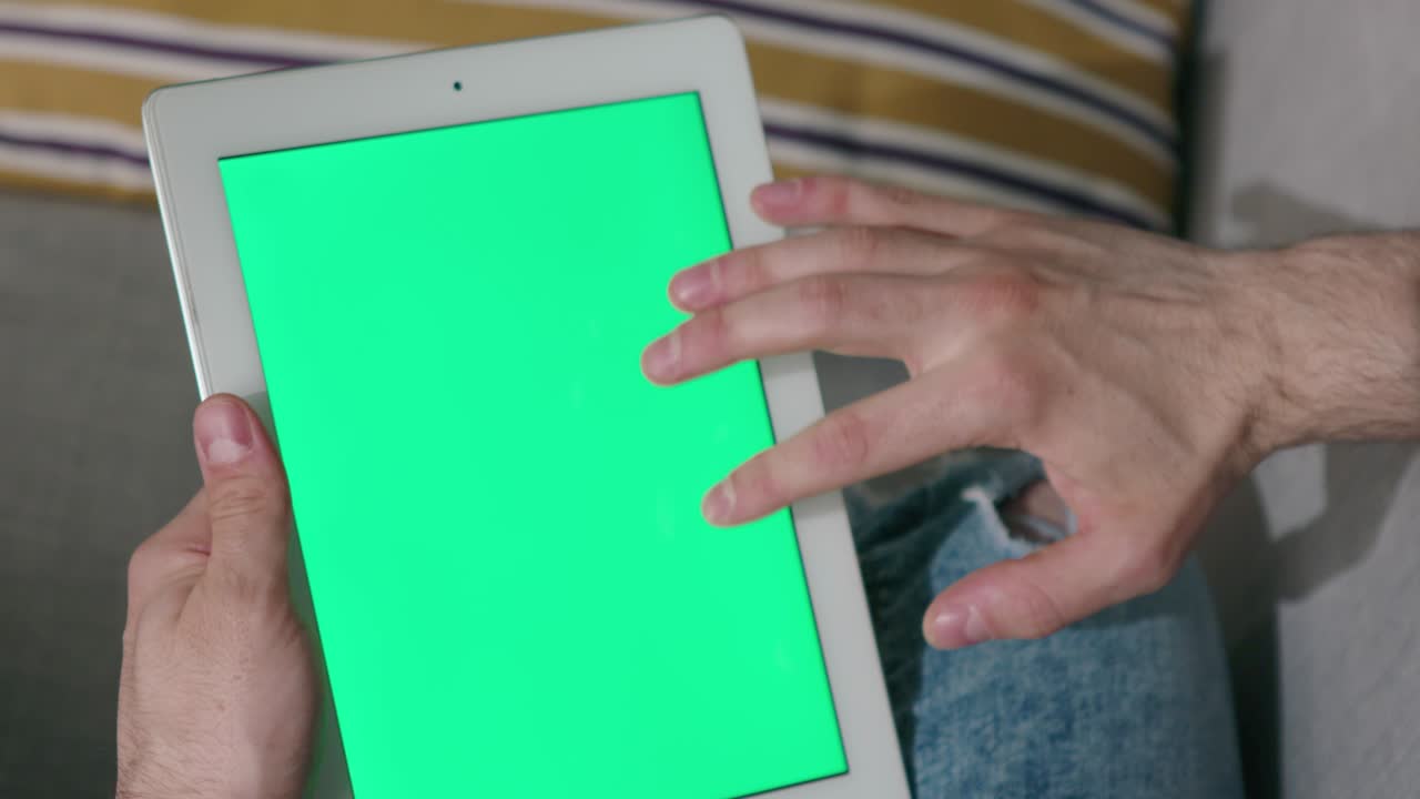 el hombre desplaza la tableta con la llave chroma.