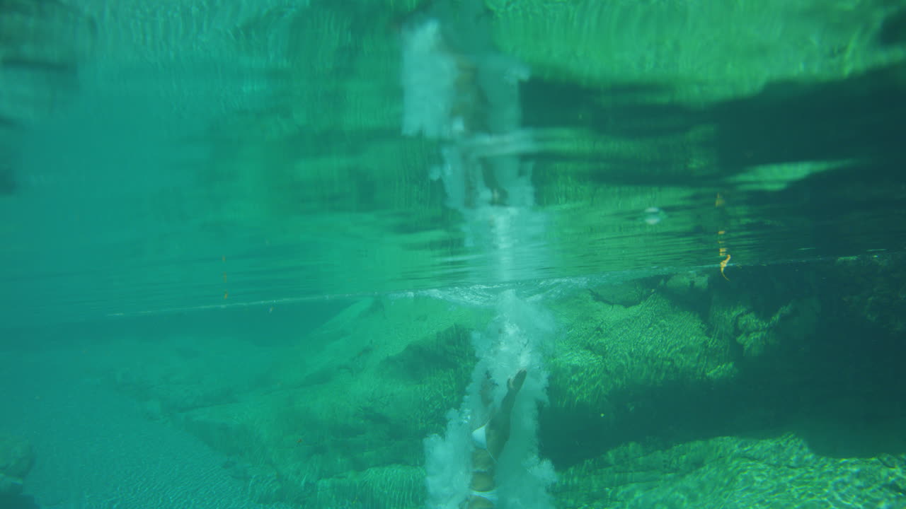 две счастливые женщины отдыхают вместе в отпуске.