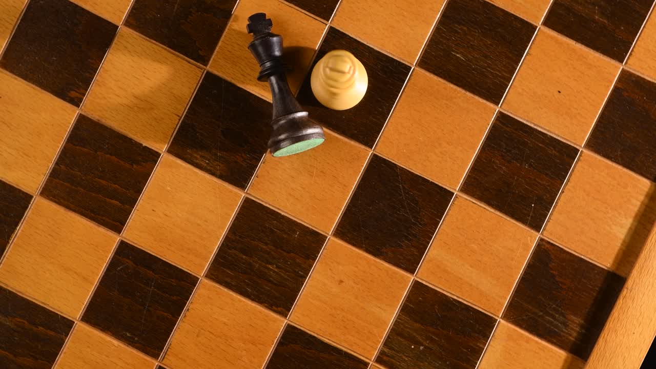 dos reyes luchando guerra, malo contra bueno, sólo un ganador