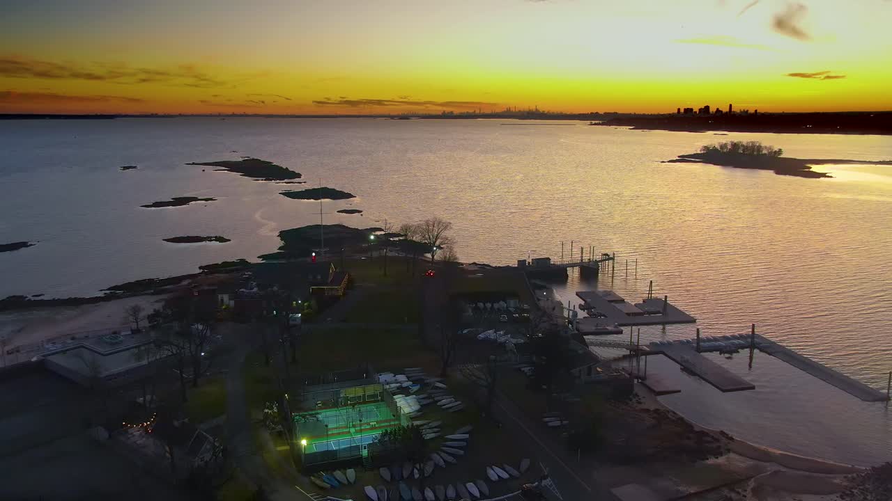 Rye Town Pier vid solnedgången på Stuyvesant Avenue, Rye, New York i USA. Flygfoto.