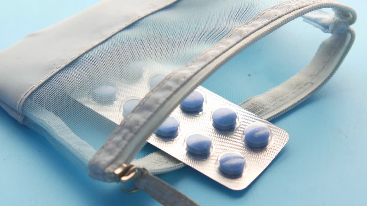 파란색 알약이 들어있는 작은 투명한 가방