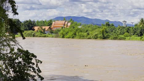 severas inundaciones en la ciudad de chiang mai después de las fuertes lluvias en el norte de tailandia