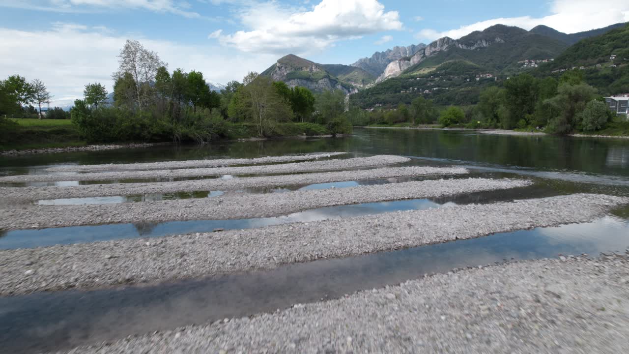 수평선에 산들과 구름이 있는 푸른 하늘이 있는 자연 풍경