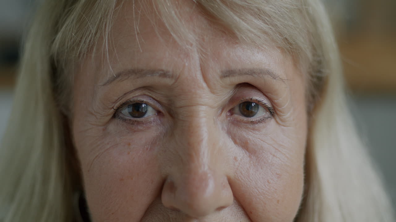 retrato en primer plano de una anciana