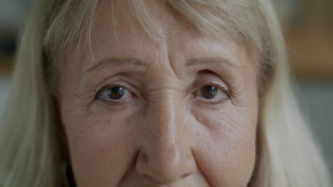 retrato en primer plano de una anciana