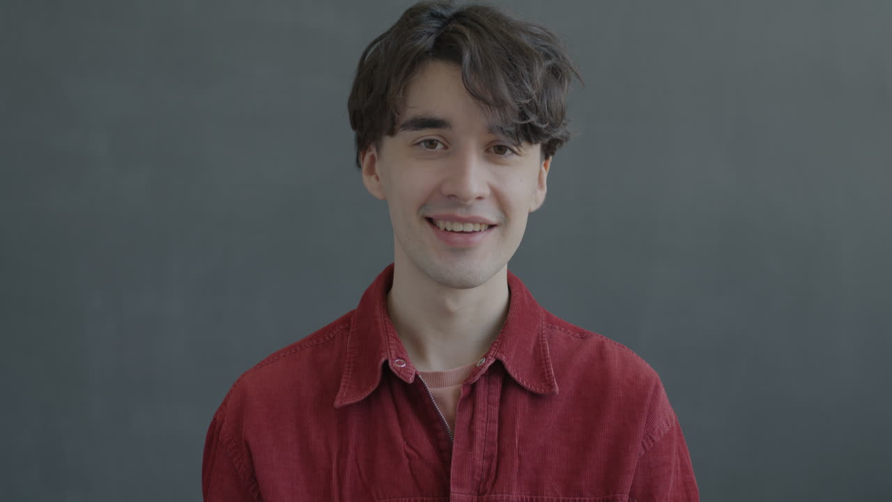 retrato de un joven feliz