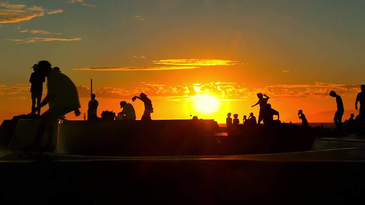 해가 지는 스케이트 파크 실루