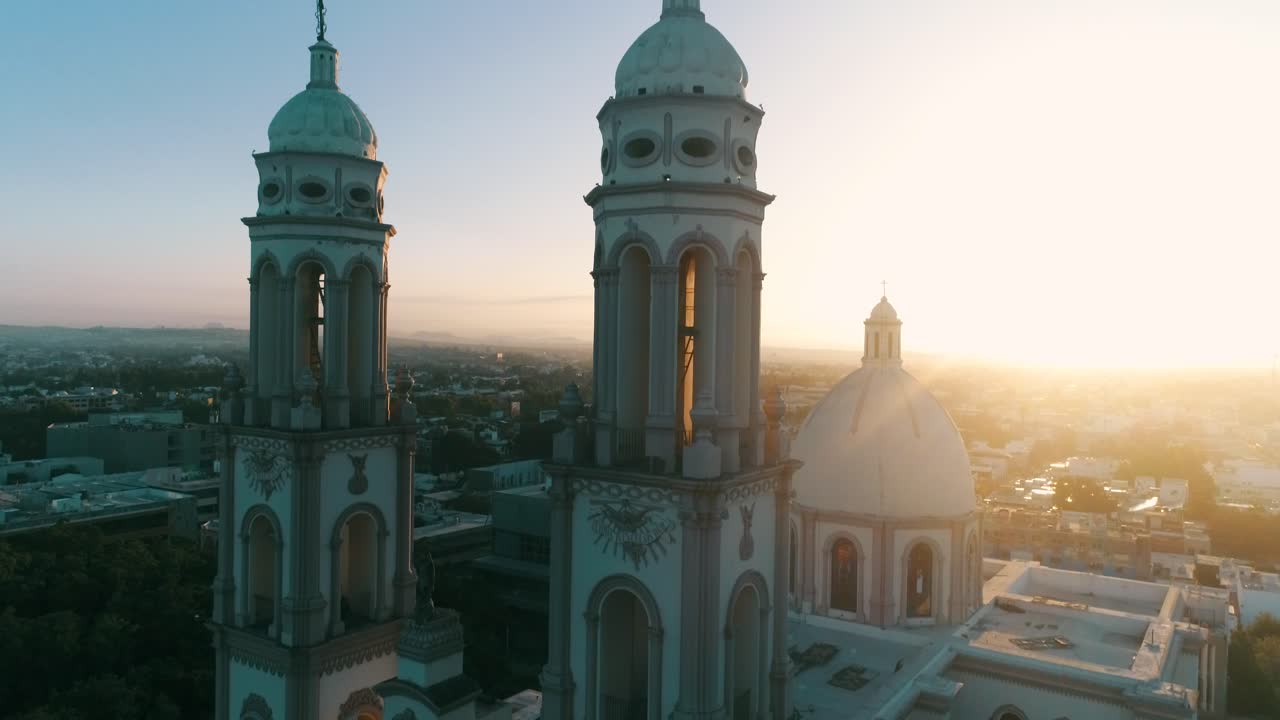 toma aérea en el amanecer de la antigua catedral basílica de nuestra sanara del rosario en el centro de la ciudad de culiacan sinaloa