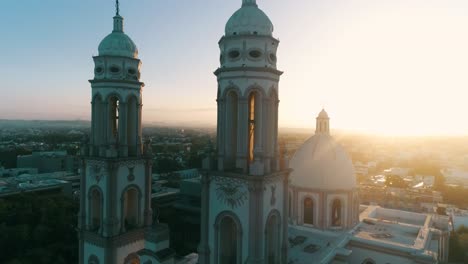 Toma-Aérea-En-El-Amanecer-De-La-Antigua-Catedral-Basílica-De-Nuestra-Señora-Del-Rosario-En-El-Centro-De-La-Ciudad-De-Culiacán-Sinaloa