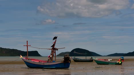 Los-Barcos-De-Pesca-Que-Amarran-En-La-Marea-Baja-Generalmente-Se-Ven-Como-Parte-De-Un-Romántico-Paisaje-Marino-Provincial-Del-Parque-Nacional-Khao-Sam-Roi-Yot,-Prachuap-Khiri-Khan,-En-Tailandia