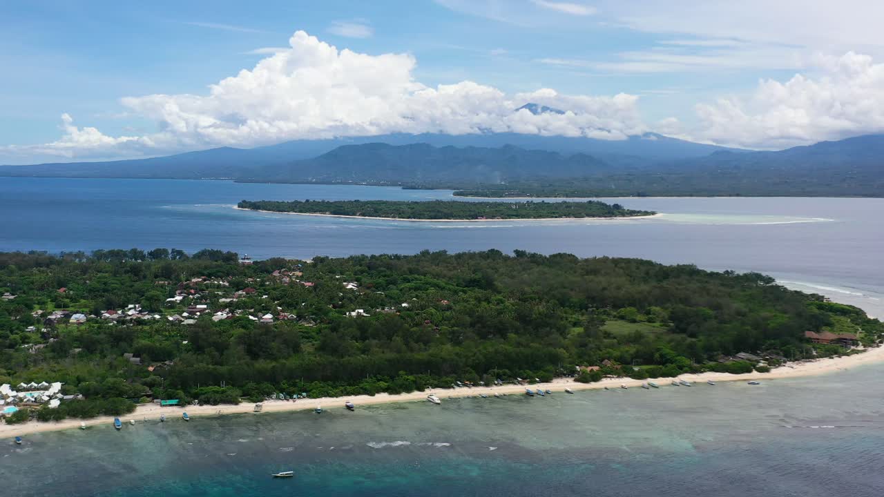 amplia antena de gili meno y aire con la isla de lombok en segundo plano en un día soleado tropical