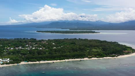 amplia antena de gili meno y aire con la isla de lombok en segundo plano en un día soleado tropical