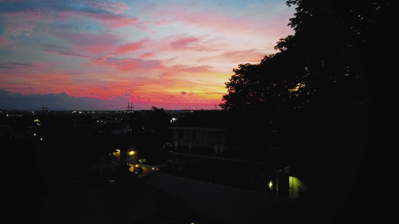 풀 hd 1080p를 사용하여 발리의 집과 일몰이 있는 야간 덴파사르 시의 영화 드론 영상