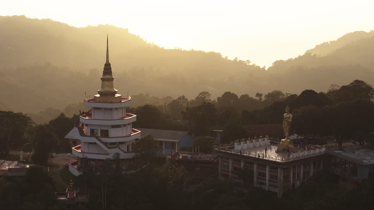 Kredser om Wat Teepangkorn ved solnedgang i den gyldne time (2af3)