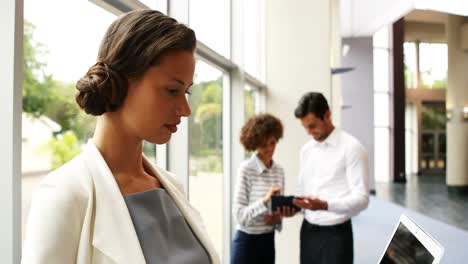mujer ejecutiva usando una computadora portátil