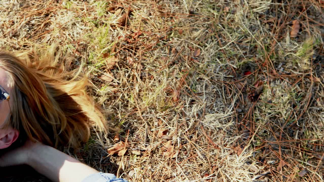 hombre acostado en el césped 4k