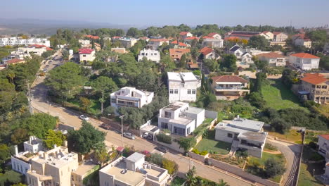 Toma-Aérea-De-Hermosas-Casas-Suburbanas,-Zichron-Yaakov-En-Israel-02