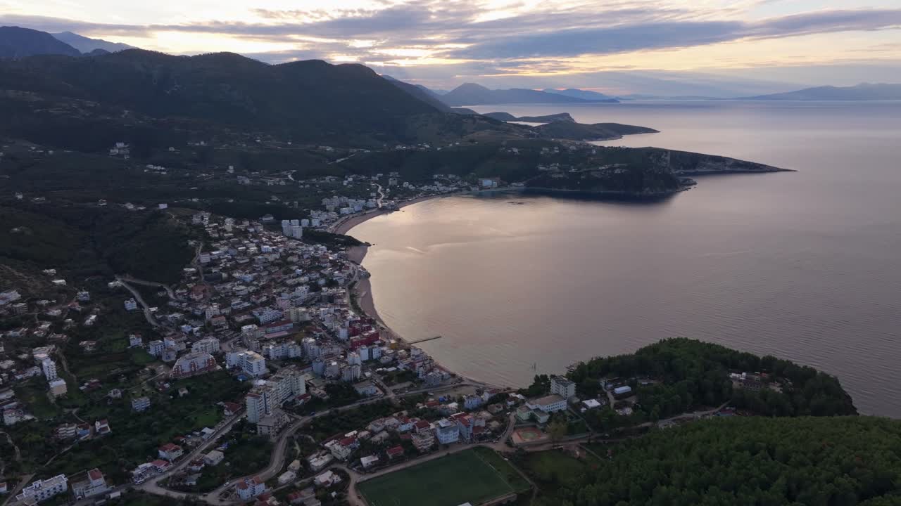 Välimeren auringonnousu Himaran linnalla, Himare, Albania