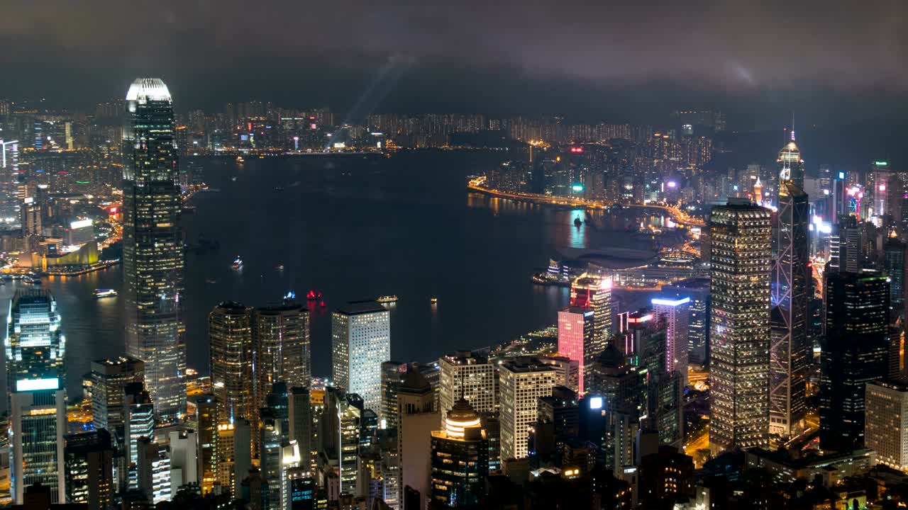 el colorido centro de la ciudad por la noche desde la vista superior, lapso de tiempo
