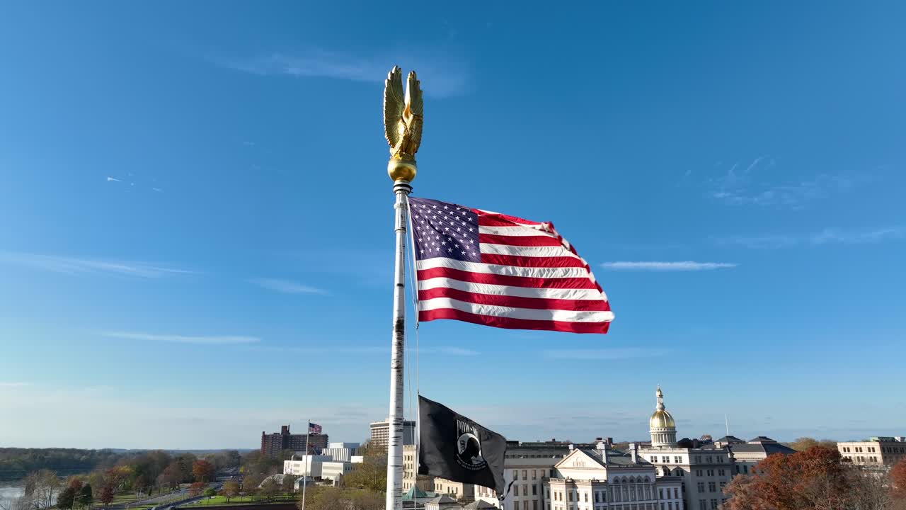 Bandiere di USA e POW MIA a Trenton, New Jersey.