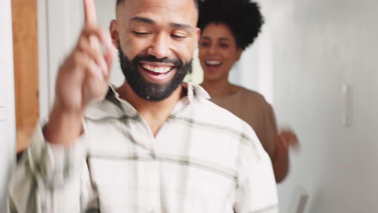 una pareja feliz bailando en las escaleras.