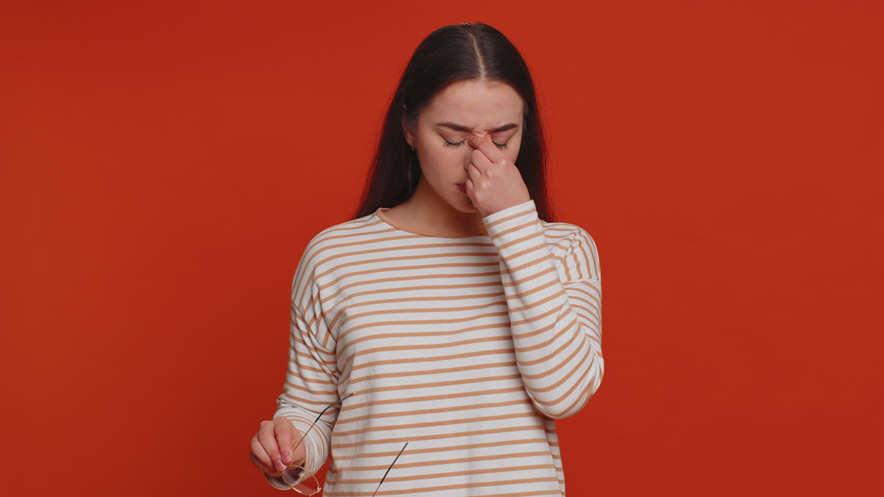 mujer agotada cansada se quita las gafas, siente dolor en los ojos, estar sobrecargado de trabajo agotamiento laboral, dolor de cabeza