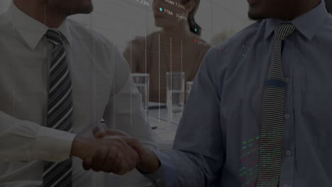 procesamiento de datos del mercado de valores contra dos empresarios diferentes que se dan la mano en la oficina