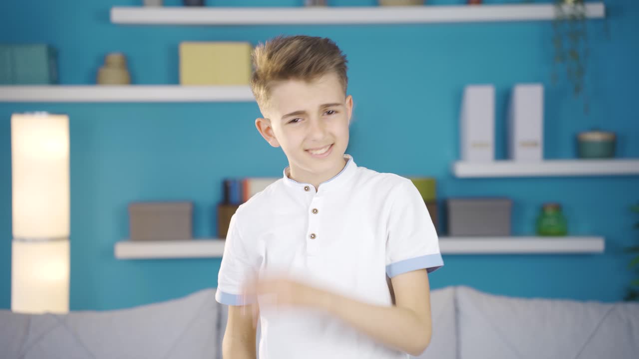 un chico guapo carismático mirando a la cámara.