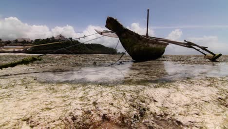 Skiff-Bei-Ebbe-In-Der-Bucht