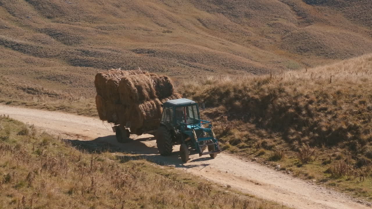 산길 에서  가루 를 운반 하는 트랙터
