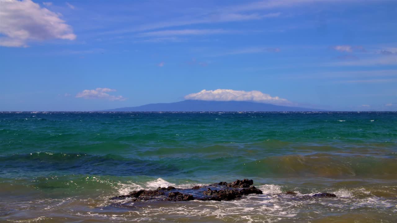 하와이 모래 해안 바위 먼 산 슬로우 모션 1