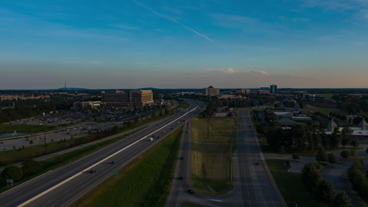 아칸소 주 북서쪽의 i-49 고속도로에서 해가 지는 하이퍼