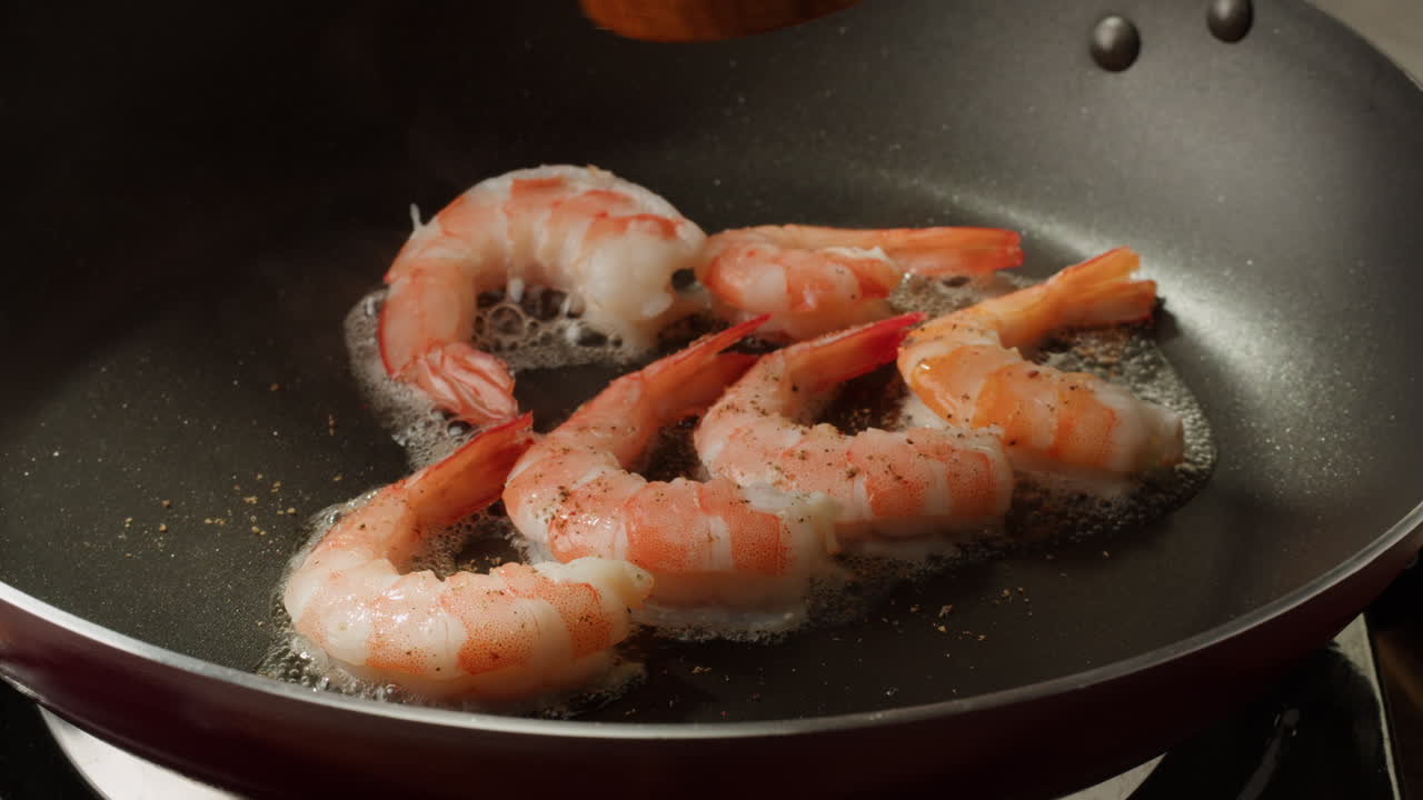 팬 에 새우 를 요리 하는 것