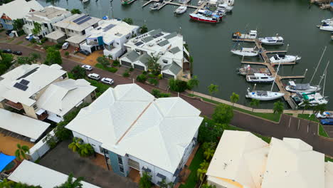 Drone-Aéreo-Del-Puerto-Deportivo-De-Dinah-Beach-Con-Barcos-Y-Yates-Atracados-En-El-Puerto,-Darwin-Nt-Australia