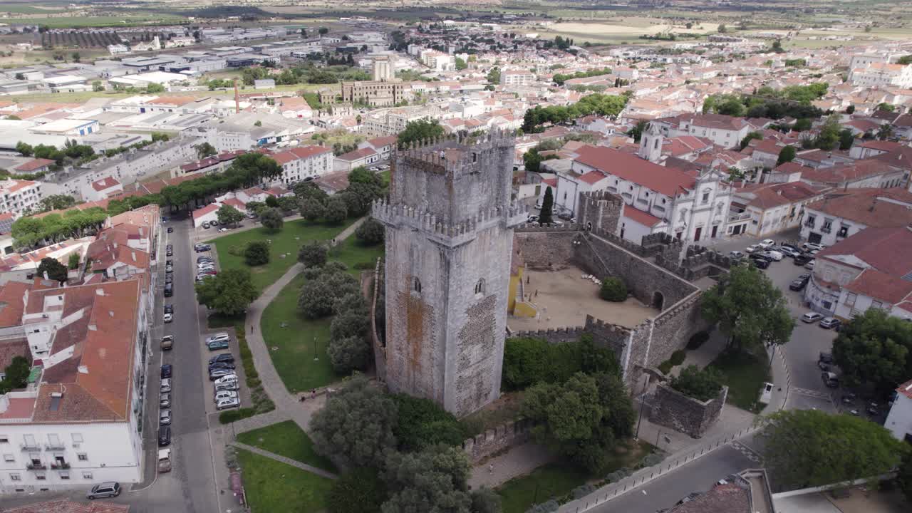 órbita aérea sobre el castillo de beja, fortificación histórica en el alentejo