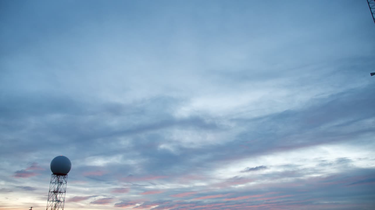 여름에 기상 레이더 뒤에 일출 일몰의 시간 경과