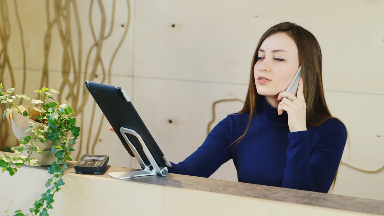 joven administrador habla por teléfono con el cliente y toma pedidos