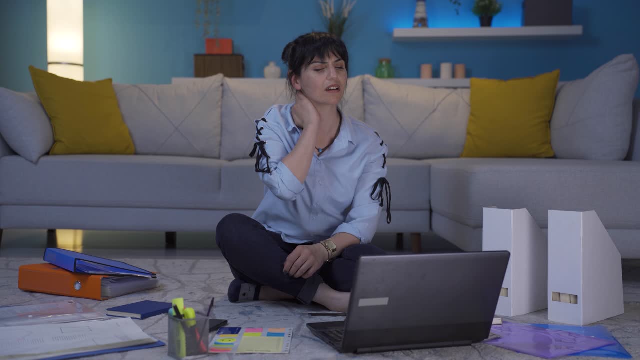 홈 오피스 직원 여성이 목 통증을  ⁇ 고 있습니다.