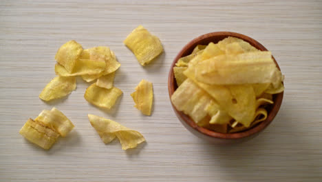 chips de plátano crujientes - plátano en rodajas frito o al horno