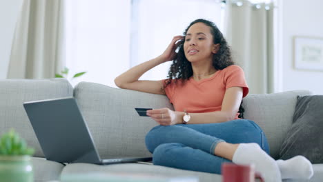 Mujer-Feliz,-Computadora-Portátil-Y-Tarjeta-De-Crédito-Para-Comercio-Electrónico