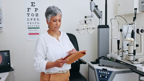 mujer madura, optometría y tableta para la investigación