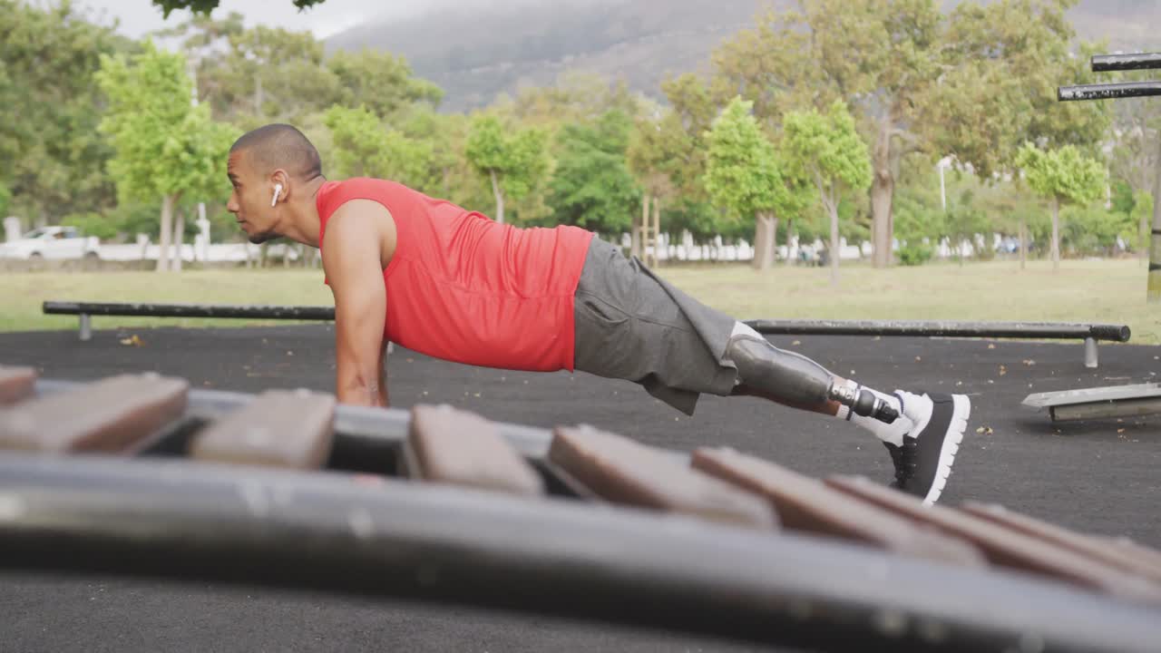 vista lateral hombre con revestimiento de pierna protésica