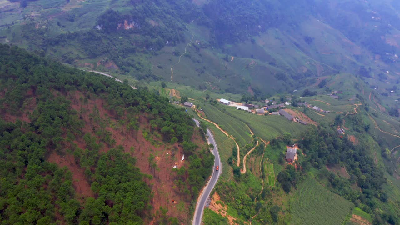 위험한 산악 도로를 주행하는 차량의 하향식 샷