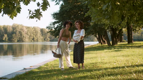 una pareja trae un picnic al parque.