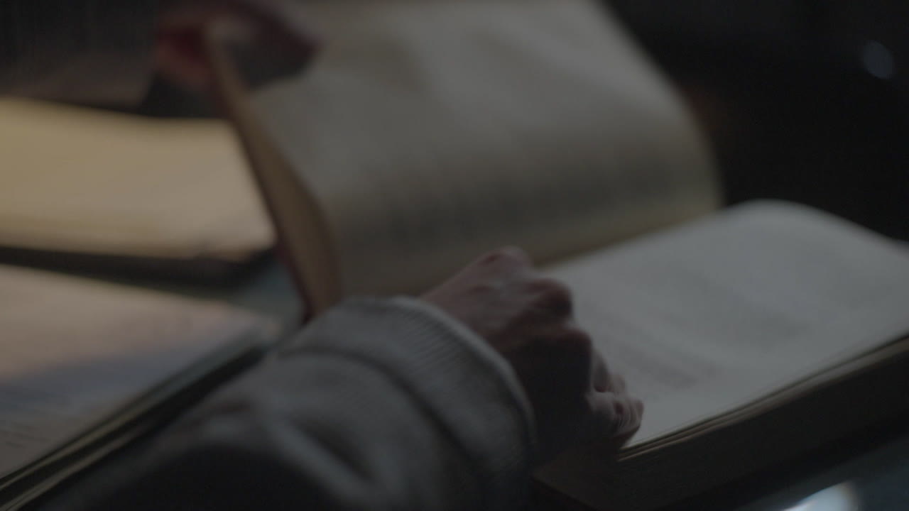 오래된 책을 읽는 사람