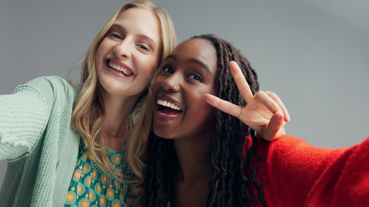 dos mujeres tomando una selfie graciosa