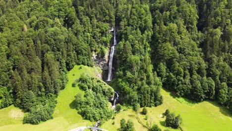 Hermosa-Toma-Cinematográfica-Aérea-Giratoria-De-Diesbachfall-En-Glarus,-Suiza